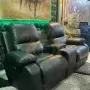 Sumérgete en un oasis de confort y relajación con nuestro exclusivo sillón reclinable eléctrico CedroComfort. Diseñado con la combinación perfecta de lujo y funcionalidad, este mueble te ofrece una experiencia de descanso incomparable.